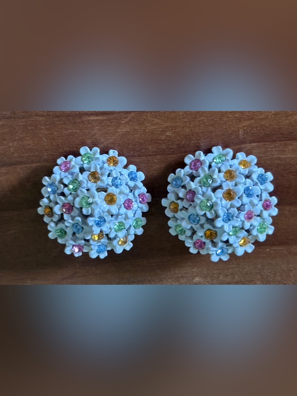 Vintage ART White Enamel Daisy Cluster Clip On Earrings Pastel Rhinestones 1”